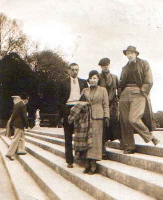 Young adults visiting Paris in the 1930s: hardly a more peaceful time to come? (Source: family history album)